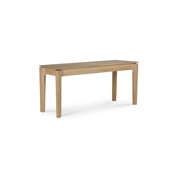 En rektangulær Bok bænk - eg med fire lige ben. Bænken har et enkelt, minimalistisk design og en naturlig træfinish.