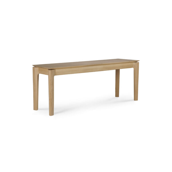 En minimalistisk Bok-bænk i træ - eg med en lysebrun finish. Bænken har et rektangulært sæde med let afrundede kanter og fire lige ben. Designet er enkelt og moderne, velegnet til forskellige omgivelser.