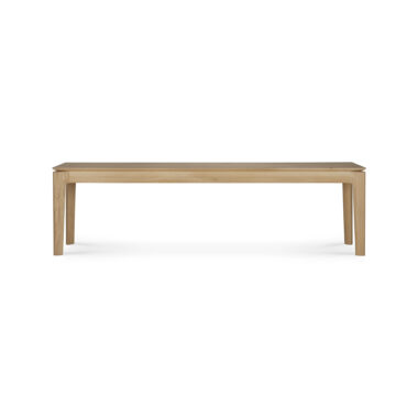 En Bok bænk - eg med et enkelt, minimalistisk design og et glat, rektangulært sæde. Benene er lige og jævnt fordelt og danner en ret vinkel med sædet. Træet har en let, naturlig finish. Baggrunden er almindelig hvid.