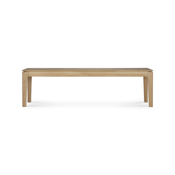 En Bok bænk - eg med et enkelt, minimalistisk design og et glat, rektangulært sæde. Benene er lige og jævnt fordelt og danner en ret vinkel med sædet. Træet har en let, naturlig finish. Baggrunden er almindelig hvid.