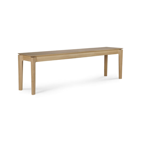 Bok bænken - eg med fire ben, lavet af lyst træ. Designet er enkelt og moderne med rene linjer og en glat overflade.