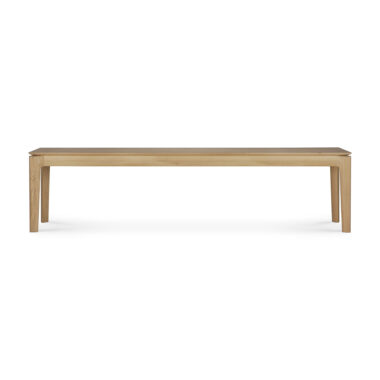 En Bok bænk - eg med rektangulær top og fire lige ben, alt i en let lakeret finish. Designet er minimalistisk, uden yderligere udsmykning eller dekorationer. Overfladen er glat og jævn.