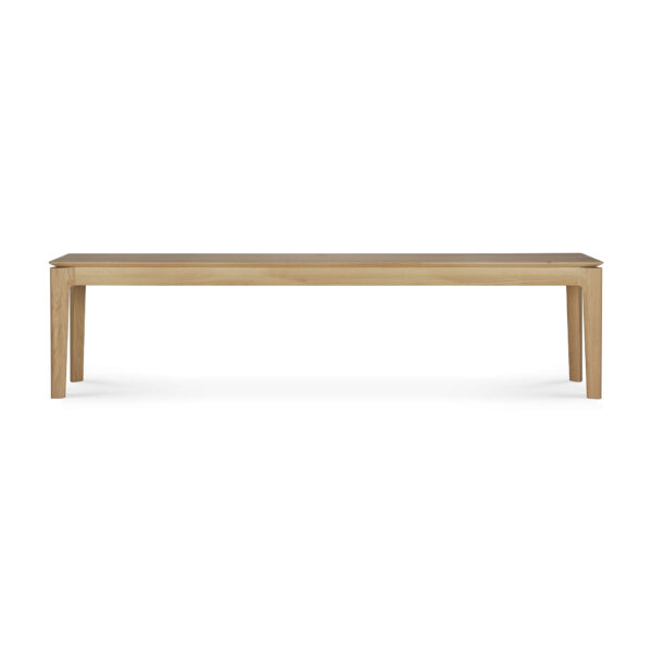 En Bok bænk - eg med rektangulær top og fire lige ben, alt i en let lakeret finish. Designet er minimalistisk, uden yderligere udsmykning eller dekorationer. Overfladen er glat og jævn.