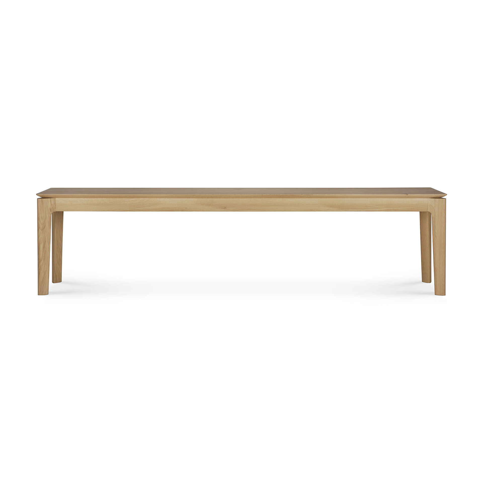 En Bok bænk - eg med rektangulær top og fire lige ben, alt i en let lakeret finish. Designet er minimalistisk, uden yderligere udsmykning eller dekorationer. Overfladen er glat og jævn.