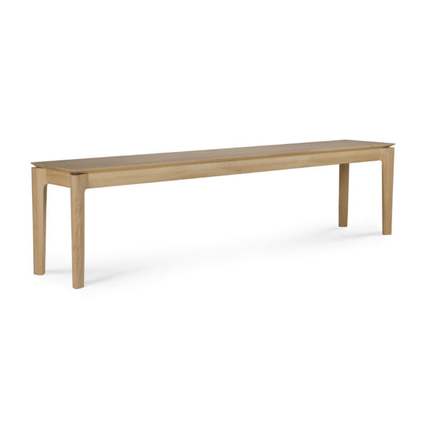 En lang, rektangulær Bok-bænk af træ - eg med fire lige ben. Bænken har en glat overflade og en let naturlig træfinish. Den er placeret mod en hvid baggrund og viser et enkelt og minimalistisk design.