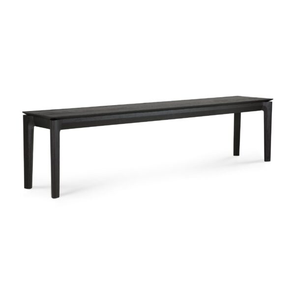 En lang, rektangulær, mørkfarvet Bok-bænk af træ - lakeret eg - sort med fire lige, let tilspidsede ben. Designet er minimalistisk og moderne med rene linjer og ingen ekstra dekorationer. Bænken er fotograferet på en almindelig hvid baggrund.