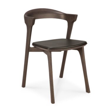 En moderne Bok spisestuestol - lakeret eg - brun - brunt læder med mørk finish, med buet ryglæn og polstret sæde. Designet omfatter en minimalistisk æstetik med rene linjer og vinklede ben, hvilket gør den velegnet til moderne interiør.
