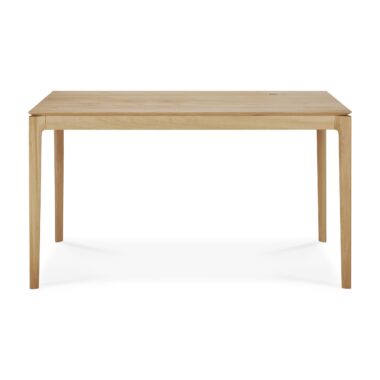 Et Bok skrivebord - lakeret eg - rektangulært - med kabelføring med en let naturlig træfinish. Den har fire lige ben, der tilspidser lidt mod bunden. Borddesignet er minimalistisk og funktionelt.
