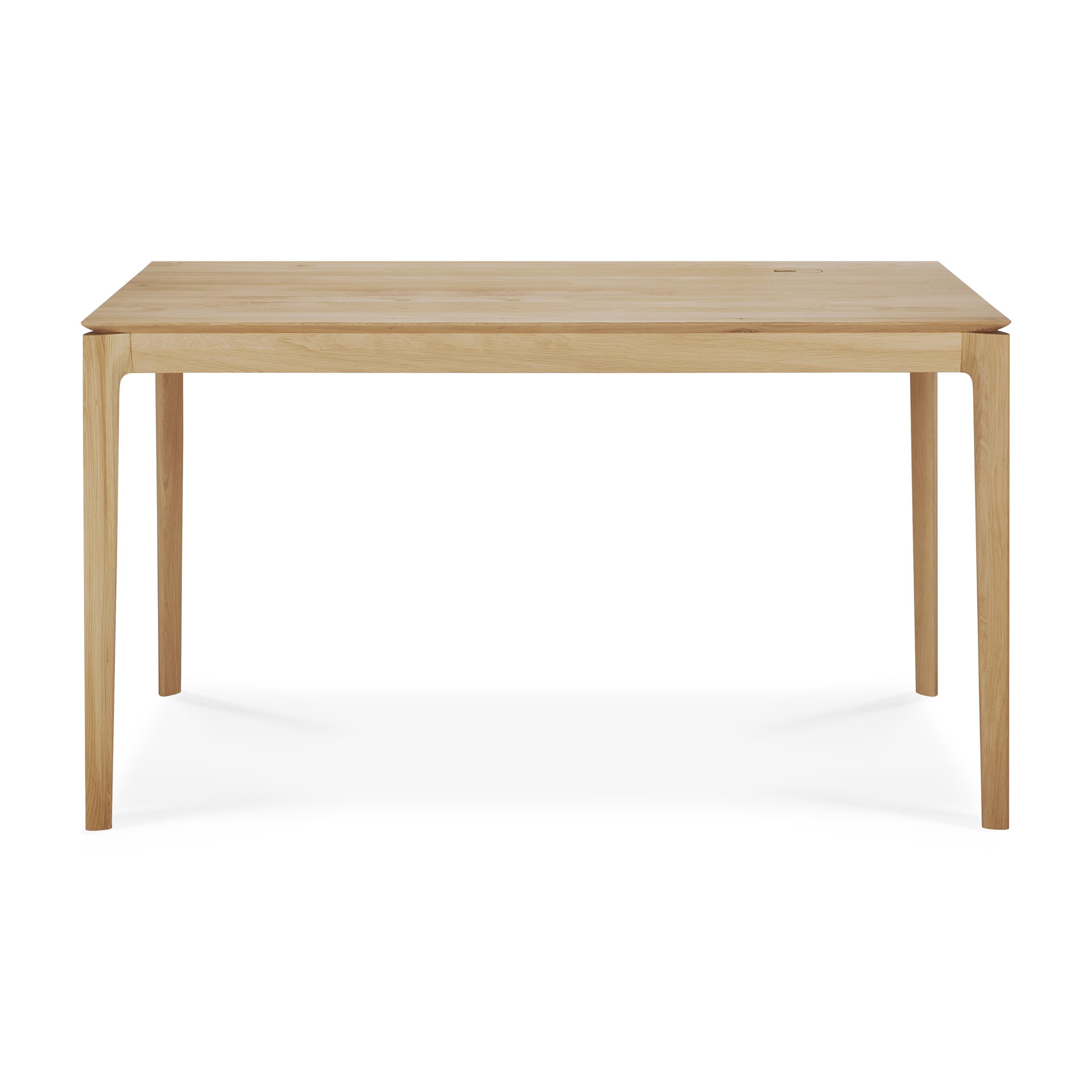 Et Bok skrivebord - lakeret eg - rektangulært - med kabelføring med en let naturlig træfinish. Den har fire lige ben, der tilspidser lidt mod bunden. Borddesignet er minimalistisk og funktionelt.