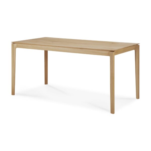 Et Bok skrivebord - lakeret eg - rektangulært - med kabelføring. Skrivebordet har et enkelt design med fire lige ben og en flad bordplade. Kanterne på benene og skrivebordet er let afrundede for et glat udseende.