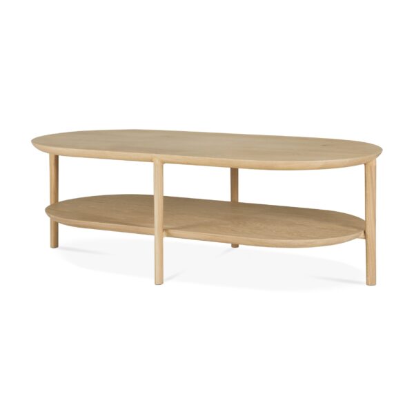 Et Bok sofabord - eg - aflangt - 1 hylde med en let naturlig finish. Bordet har to etager, den øverste overflade til placering af genstande og en nederste hylde til ekstra opbevaring. Designet er minimalistisk med fire ben, der understøtter begge overflader.