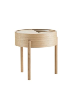 Moderne plantestander i lyst træ med en cylindrisk krop og tre tynde ben, designet af TomorrowsDesign, isoleret på en hvid baggrund.