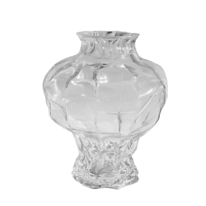 Transparent glasvase med en løgformet krop og en smal, let udstrakt hals, udstillet mod en ensfarvet grøn baggrund. Vasen har et struktureret, facetteret design.