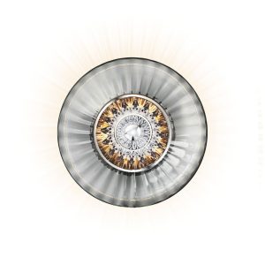 En dekorativ loftmonteret lampe med cirkulær, sølv og krystalmøbler med udstrålende mønstre af gennemskinnelige og metalliske elementer, der udsender en varm glød.