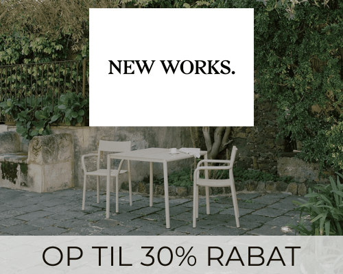 Salgsfremmende billede med et hvidt bord og stole i havemiljø, med tekstoverlejring, hvor der står "nye værker". og "op til 30% rabat" på dansk, der foreslår et udsalg på nye varer.