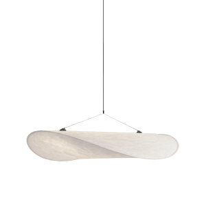 En moderne pendel med abstrakt, buet design, hængende fra et loft i et kabel, mod en almindelig hvid baggrund. Lampen har en blød, struktureret overfladefinish og er en del af TomorrowsDesign-kollektionen.