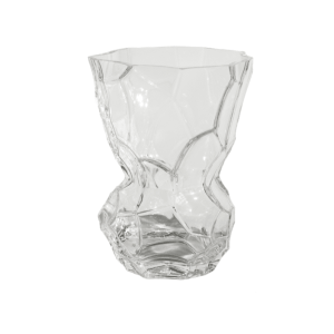 En gennemsigtig krystalvase med et geometrisk snit design, med facetslebne overflader, der reflekterer lys, mod en almindelig hvid baggrund.