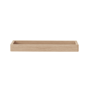 En enkel træbakke med hævede kanter, vist mod en hvid baggrund, med en lys egetræsfinish og et minimalistisk design.