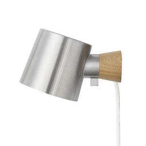 En moderne vægmonteret lampe med en cylindrisk sølvmetalskærm og en let træfod, designet af TomorrowsDesign, med en synlig hvid træksnor, isoleret på en hvid baggrund.