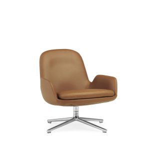 En moderne NORMANN COPENHAGEN - Era Loungestol med høj ryg og armlæn, sat på en drejelig krombund, isoleret på en hvid baggrund.