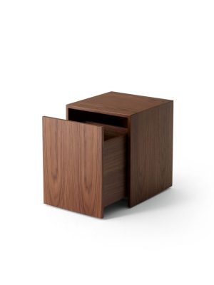 Et minimalistisk NYT VÆRK - Mass Sidebord M. Skuffe med en åben skuffe, isoleret på en hvid baggrund. natbordet har et enkelt, moderne design med en glat mørk træfinish.